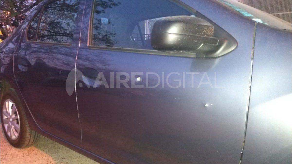 La marca de uno d e los disparos en un auto estacionado en la zona