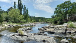 El río Los Reartes, con sus aguas cristalinas, se convirtió en un punto clave para la pesca deportiva y la recreación al aire libre en el Valle de Calamuchita.