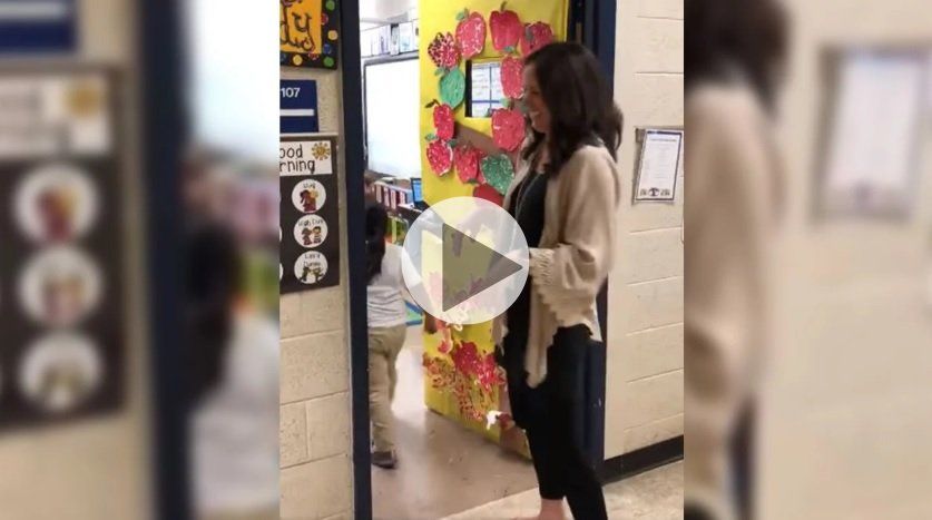 Una maestra deja que sus alumnos elijan un saludo para empezar el día y se hizo viral