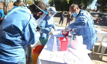 El gobierno de Mendoza precisó que habrá multa de 10 mil pesos para aquellas personas que infrinjan las normas y adelantó que habrá más de tres mil efectivos controlando junto a los municipios que se cumplan las medidas. El gobierno de Mendoza precisó que habrá multa de 10 mil pesos para aquellas personas que infrinjan las normas y adelantó que habrá más de tres mil efectivos controlando junto a los municipios que se cumplan las medidas.