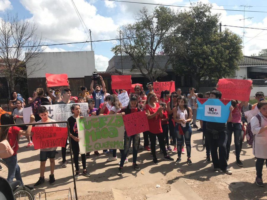 Compañeros de Micaela marcharon por la niña quemada