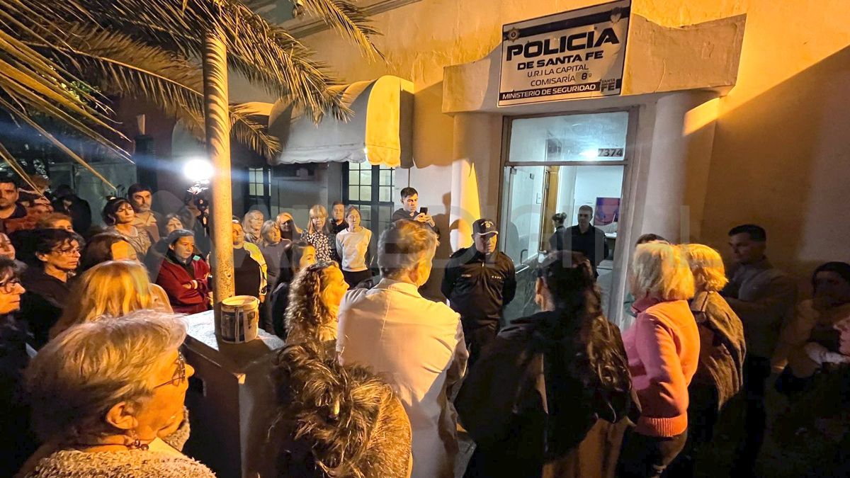 Un nutrido grupo de vecinos de barrio Guadalupe se manifestó por la inseguridad en la Seccional 8°.