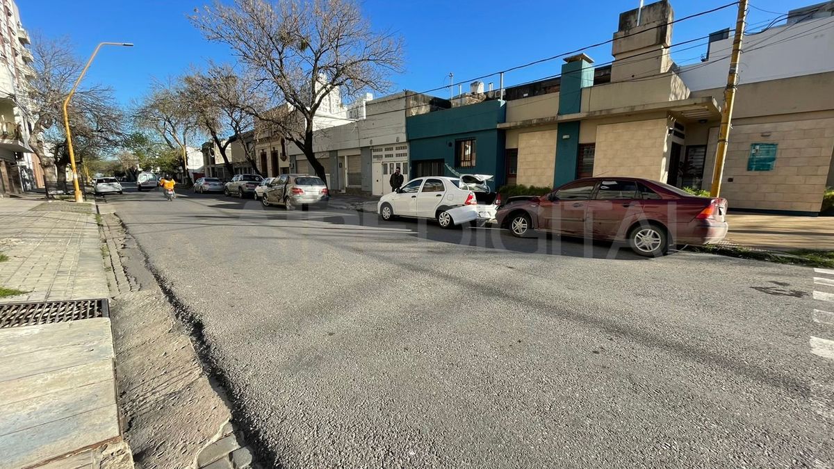 Accidente en Francia y Corrientes: chocaron dos autos y uno impactó contra otro vehículo estacionado.