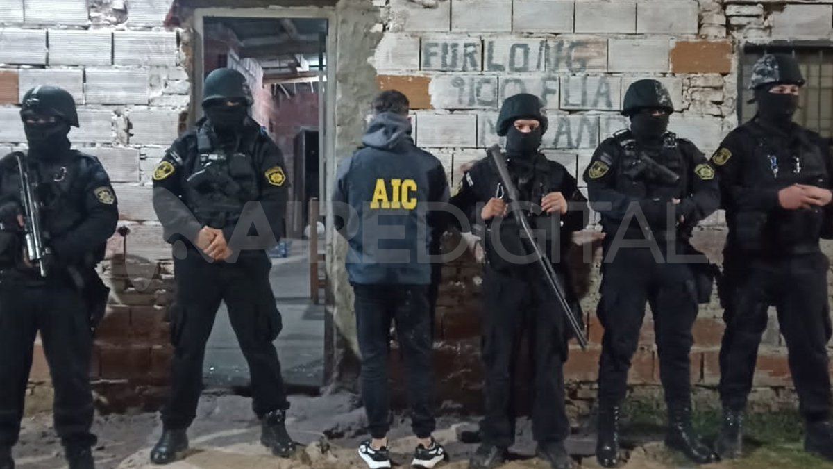 Agentes de la AIC tras irrumpir en uno de los domicilios allanados. Agentes de la AIC tras irrumpir en uno de los domicilios allanados.