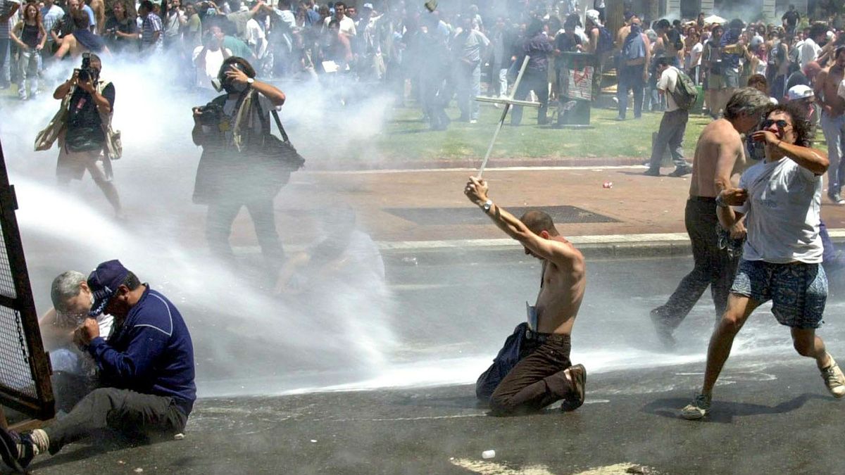 La crisis de diciembre de 2001 en Argentina fue una crisis política, económica, social e institucional, potenciada por una revuelta popular generalizada bajo el lema “¡Que se vayan todos!”, que causó la renuncia del entonces presidente Fernando de la Rúa.