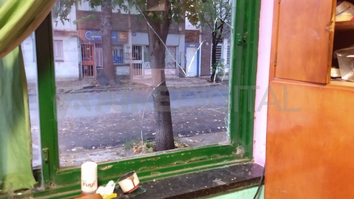 El vidrio de la ventana que da a la calle destruida por los delincuentes para entrar al bowling