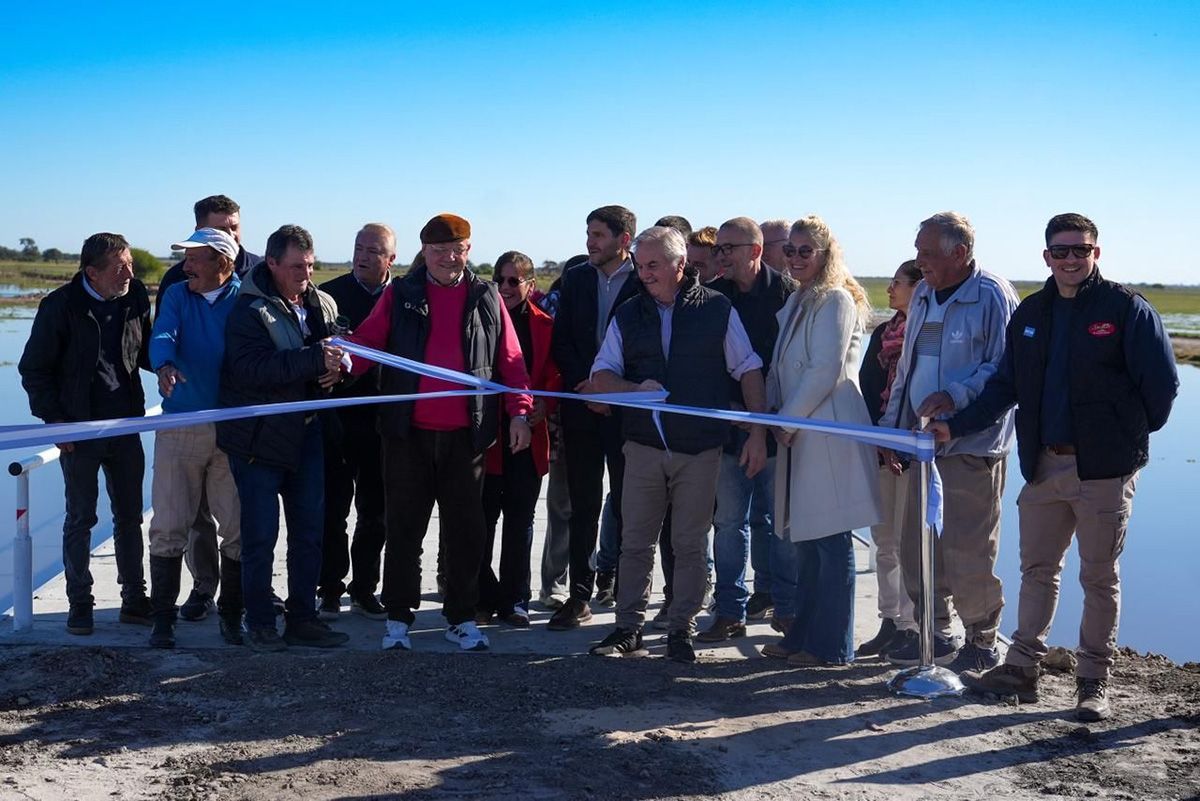 Antes de la intervención, la estructura de 61 metros presentaba tablones en mal estado, y representaba un riesgo para la circulación. “Teníamos que dar una vuelta de 110 kilómetros para llegar al frigorífico”, recordó uno de los productores agropecuarios.