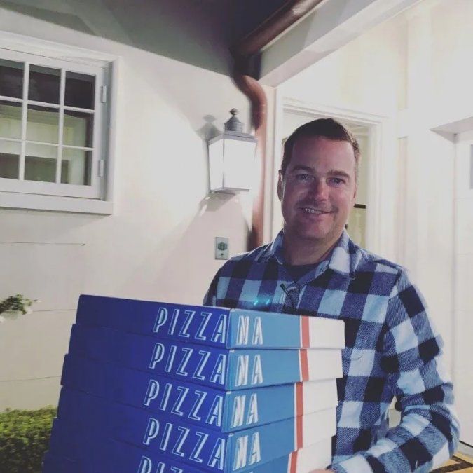 Chris O’Donnell subió a Instagram una foto cagando pizzas.