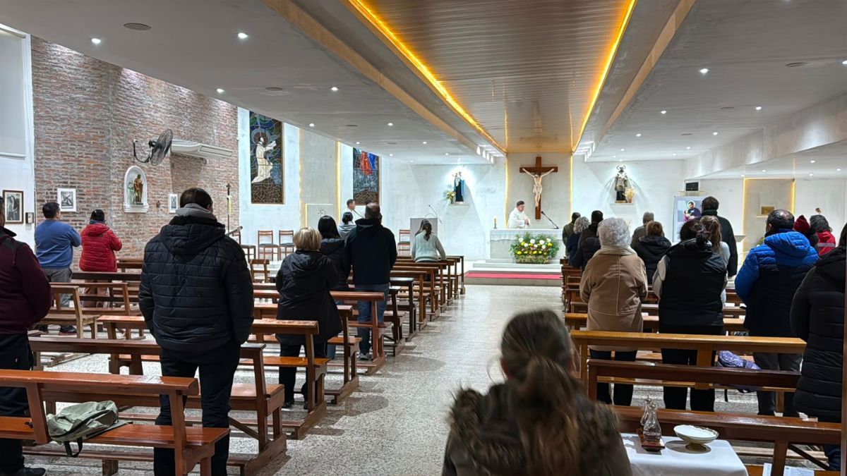 La primera misa de la mañana, celebrada a las 7, reunió a los primeros peregrinos. La primera misa de la mañana, celebrada a las 7, reunió a los primeros peregrinos.