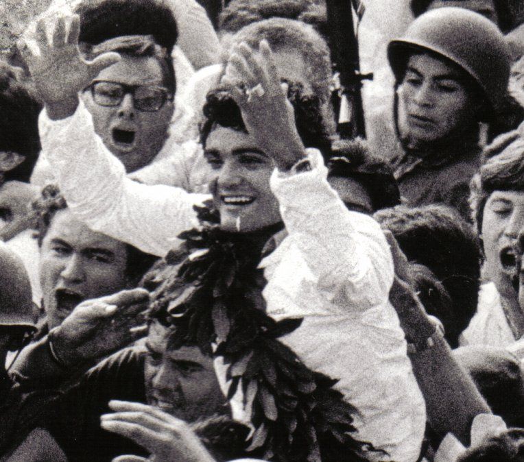 Tras perder la corona, Falucho viajó hasta México y, el sábado 1 de mayo de 1982 –en plena Guerra de Malvinas–, en el campo de béisbol del Parque Carta Clara de Mérida, Yucatán, le GKOT 13 (2’35”) al zurdo local Juanito Herrera y la recuperó. A su regreso al país (foto), contó: “A la victoria, se la dediqué a los soldados que estaban dando la vida por nosotros. A ellos les regalé mi pequeño aporte”.