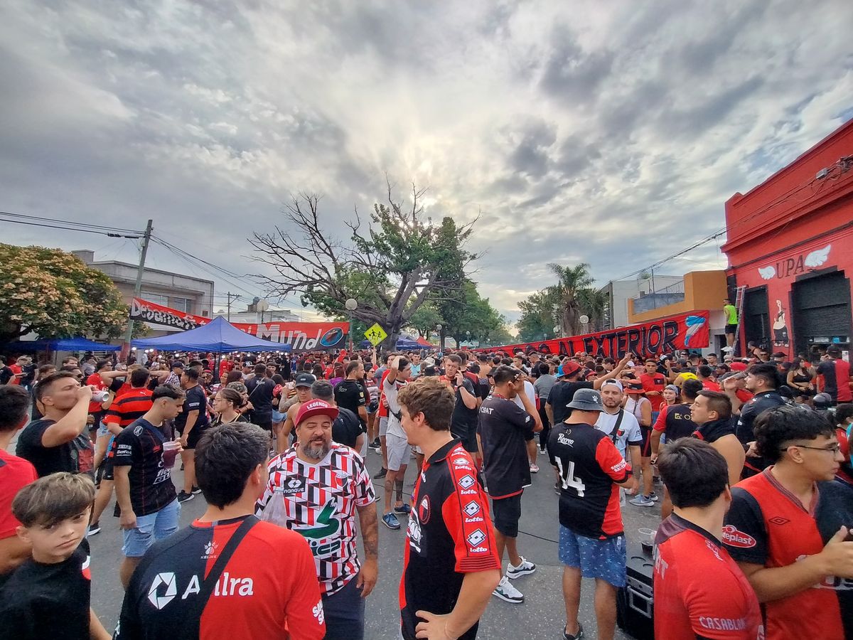 Los vecinos que viven en inmediaciones de J. J. Paso y Saavedra son rehenes en cada partido que se juega en el estadio de Col&oacute;n.&nbsp;