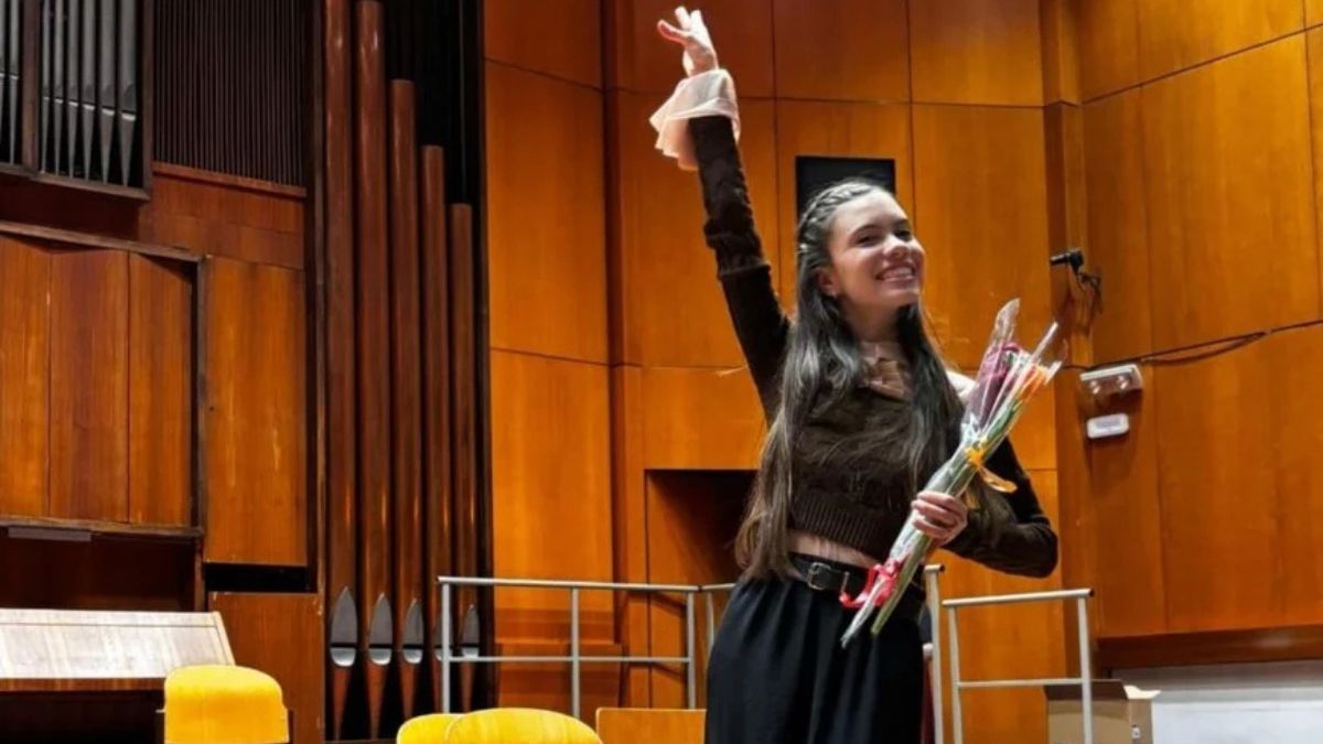 Tras ocho meses de formación en Italia, Loana Ayuso regresó a Santa Fe con nuevas experiencias, un concierto especial y sueños que siguen creciendo. Tras ocho meses de formación en Italia, Loana Ayuso regresó a Santa Fe con nuevas experiencias, un concierto especial y sueños que siguen creciendo.