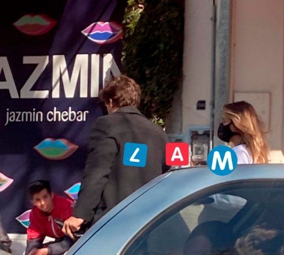 Jimena pasea por Palermo con su nuevo chico.