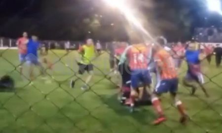 Los jugadores atacaron a efectivos policiales. Los jugadores atacaron a efectivos policiales.