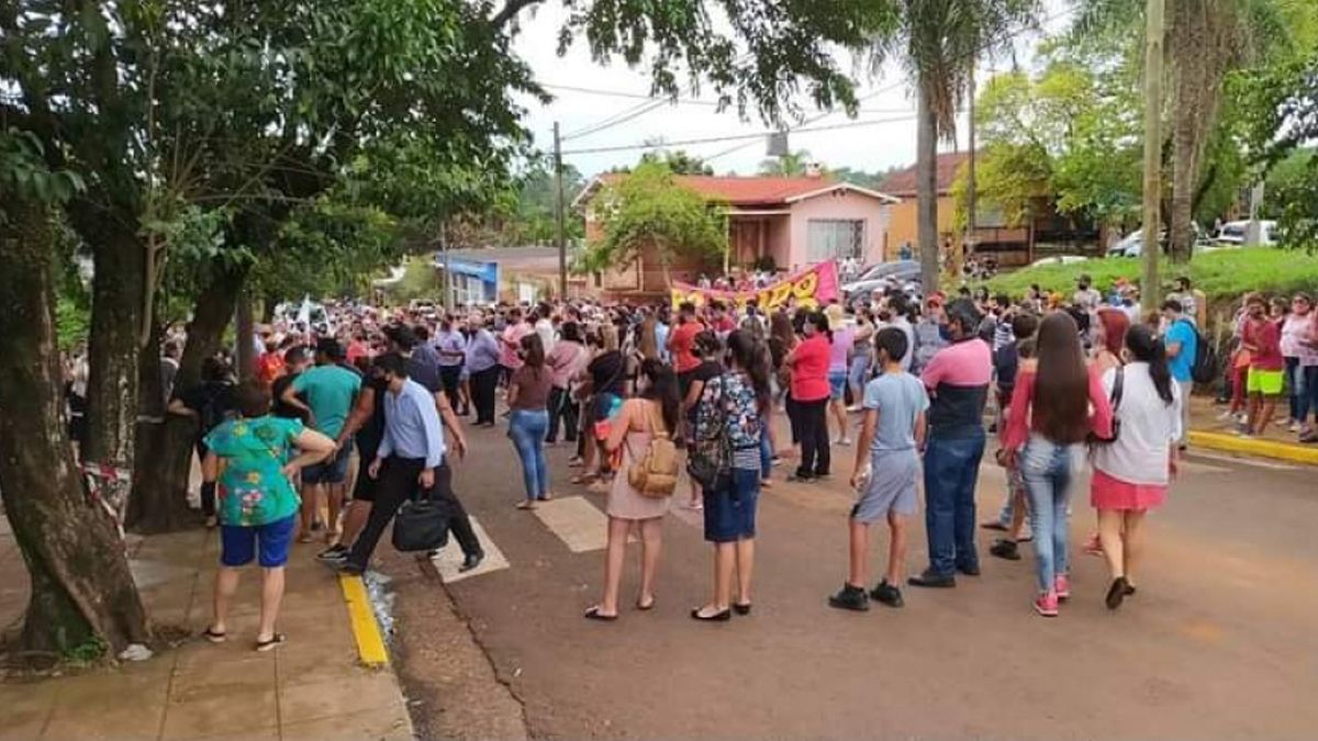 Vecinos y amigos de la familia de la cual fue desvinculada la nena de 4 años marcharon este viernes hacia el Juzgado de Familia a cargo de la Dra. Corina Jones. Los manifestantes reclamaron que la devuelvan a la menor a su hogar.