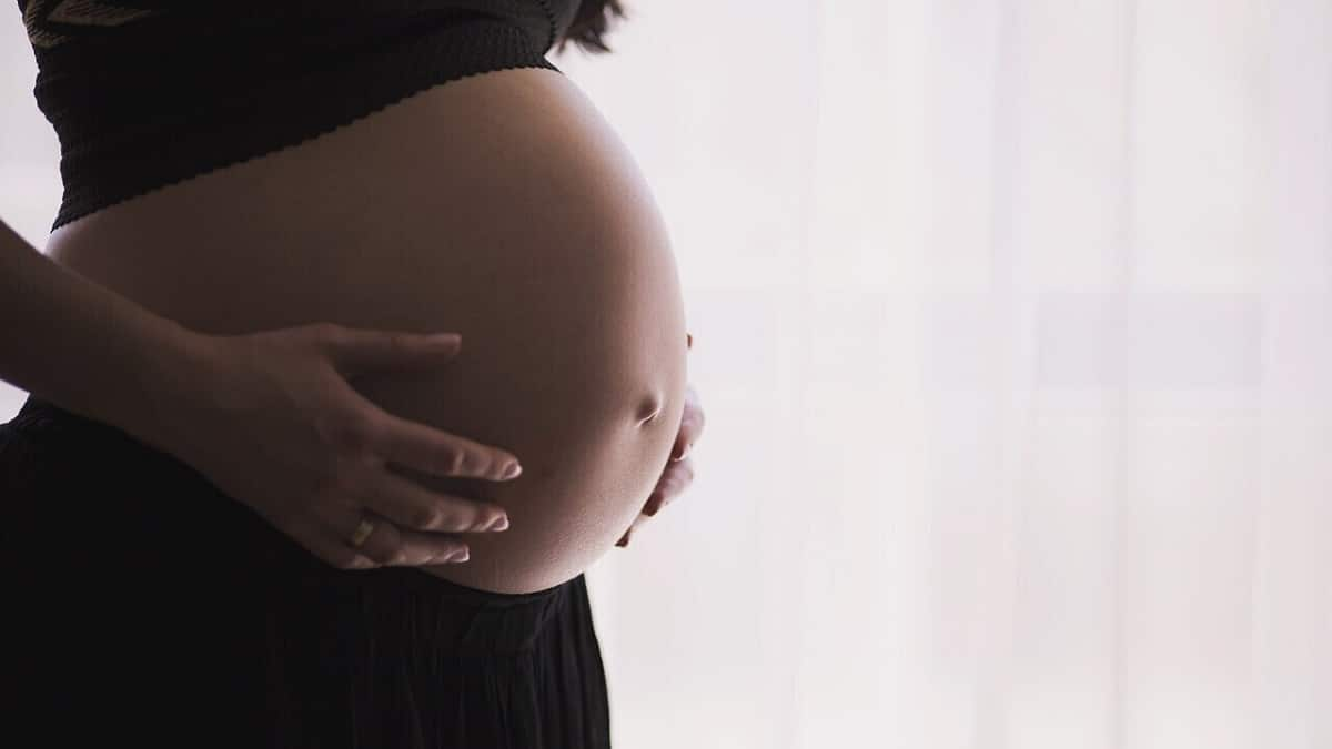 El Gobierno de Espa&ntilde;a restituy&oacute; hoy el derecho a los tratamientos de fertilidad costeados por la salud p&uacute;blica a solteras, lesbianas, bisexuales y transexuales.&nbsp;