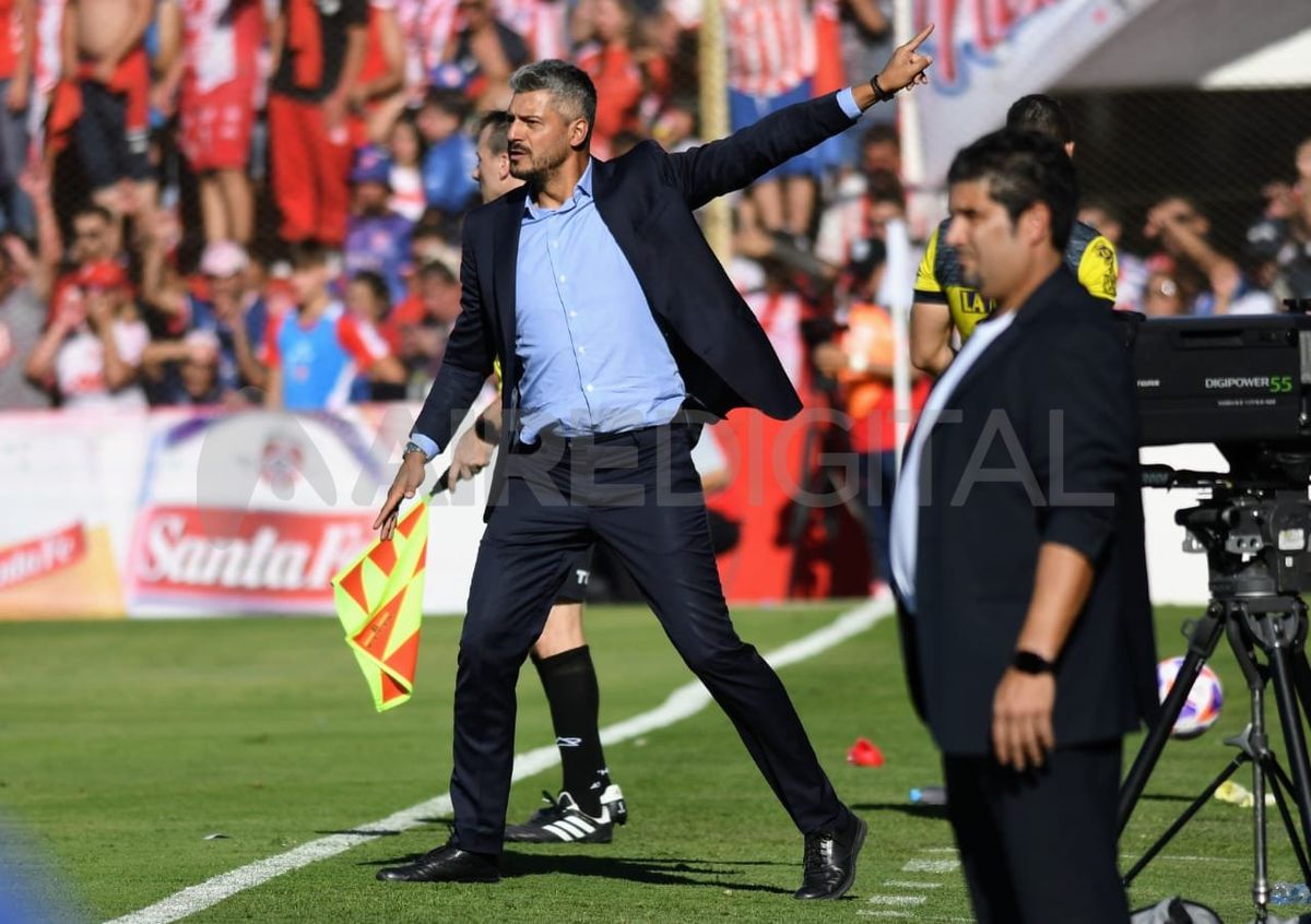 El ciclo de Gustavo Munúa registra balance negativo y los hinchas presionan a la dirigencia para que termine el contrato del uruguayo.
