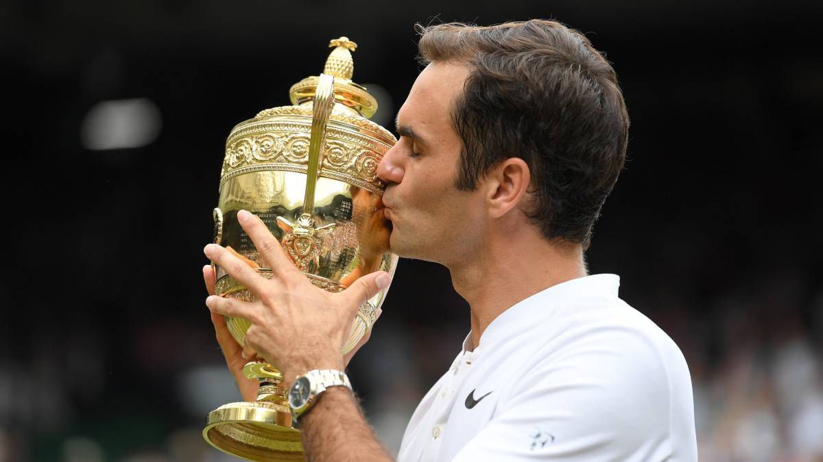 El último trofeo de Wimbledon que levantó Federer, en el 2017.