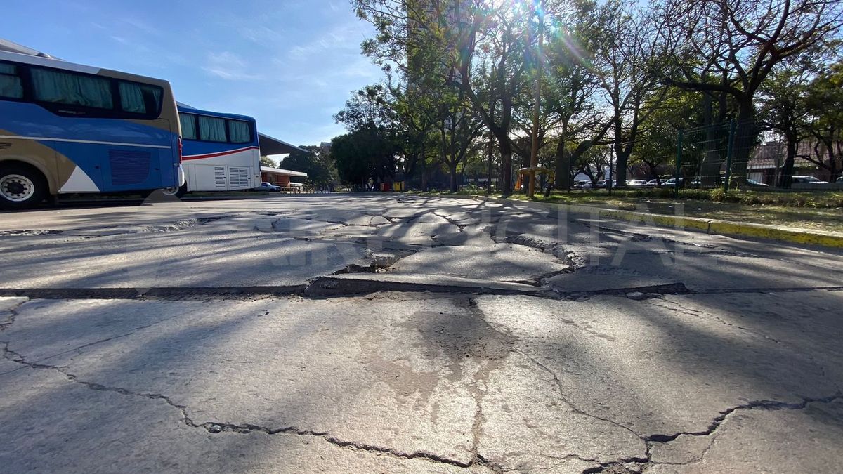 Deterioro de la carpeta asfáltica en un corredor interno de la terminal Manuel Belgrano. Deterioro de la carpeta asfáltica en un corredor interno de la terminal Manuel Belgrano.