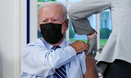 Joe Biden recibió en la Casa Blanca una tercera dosis de la vacuna de Pfizer contra el covid-19. Joe Biden recibió en la Casa Blanca una tercera dosis de la vacuna de Pfizer contra el covid-19.