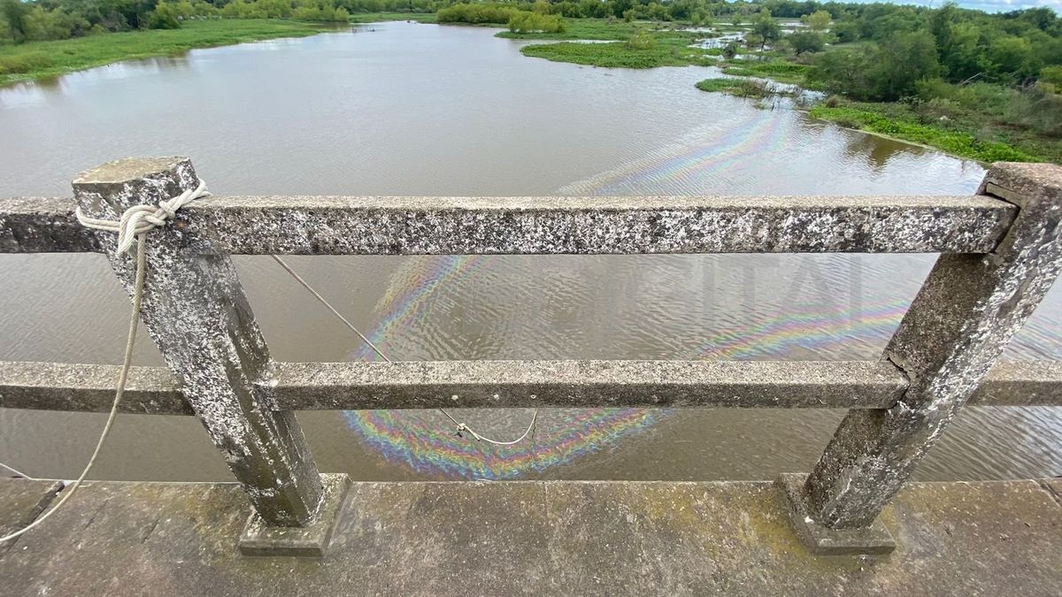 Accidente en la Ruta 168: sin rastro del conductor, los trabajos para retirar el camión del arroyo Miní siguen este jueves