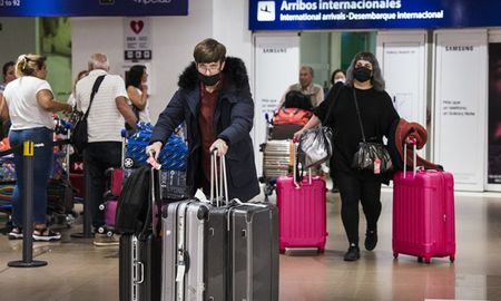 sin disposicion oficial, los empleados y pasajeros en ezeiza usan barbijos sin disposicion oficial, los empleados y pasajeros en ezeiza usan barbijos