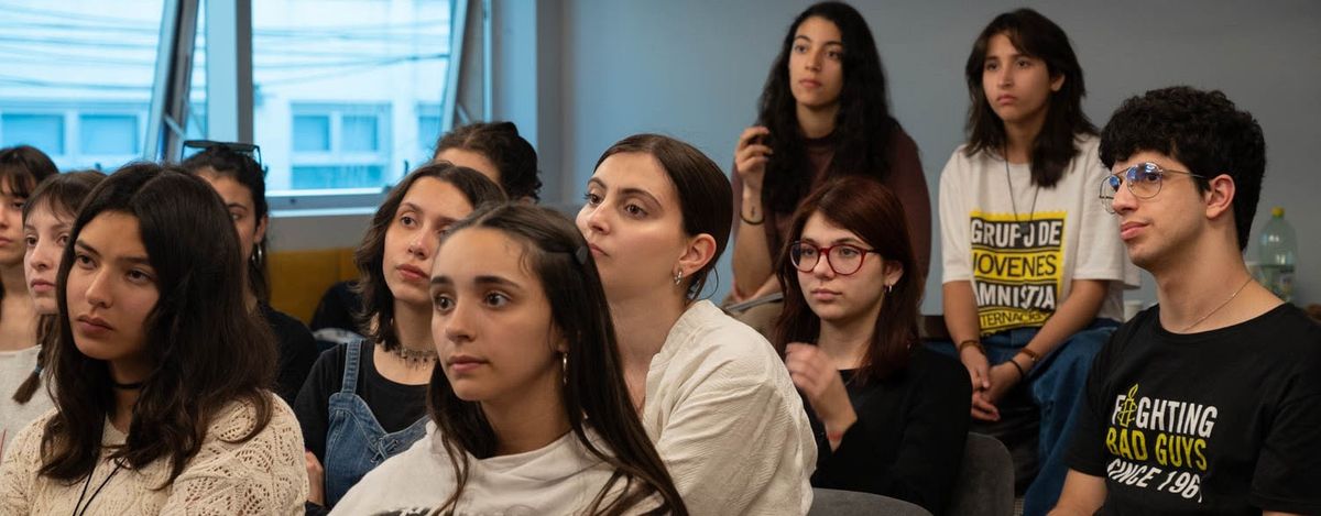 Se plantea la necesidad de establecer límites claros y acuerdos familiares sobre el uso de la tecnología. Se plantea la necesidad de establecer límites claros y acuerdos familiares sobre el uso de la tecnología.