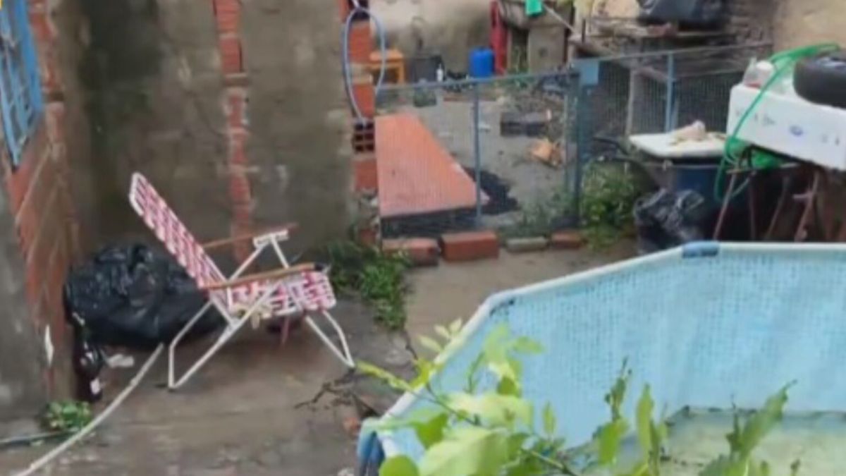Vecino rescató a dos mujeres de un pozo ciego en Rosario tras el temporal.