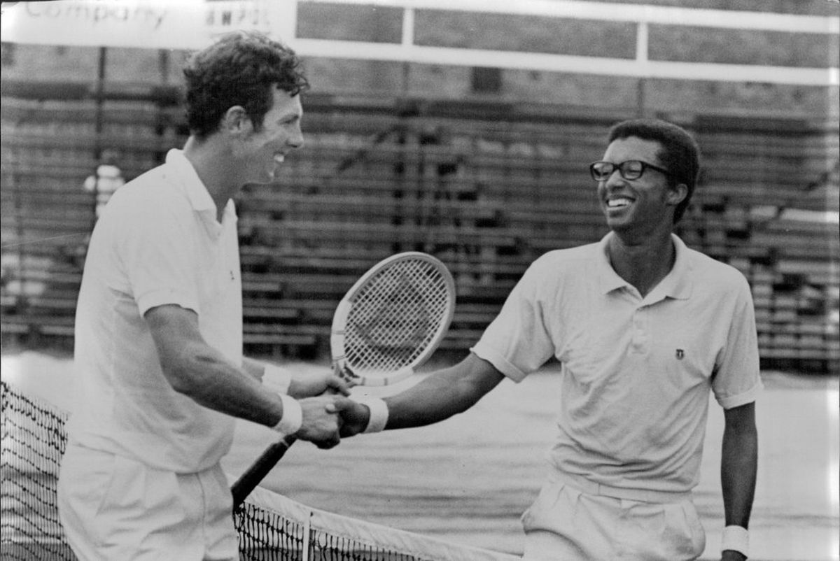 El 27 de enero de 1970, Ashe obtuvo su segundo Grand Slam: fue el Abierto de Australia, disputado en Sidney, tras vencer en la definición al local Dick Crealy (quien lo felicita en la foto tras adjudicarse el certamen) por 6-4, 9-7 y 6-2. El 27 de enero de 1970, Ashe obtuvo su segundo Grand Slam: fue el Abierto de Australia, disputado en Sidney, tras vencer en la definición al local Dick Crealy (quien lo felicita en la foto tras adjudicarse el certamen) por 6-4, 9-7 y 6-2.