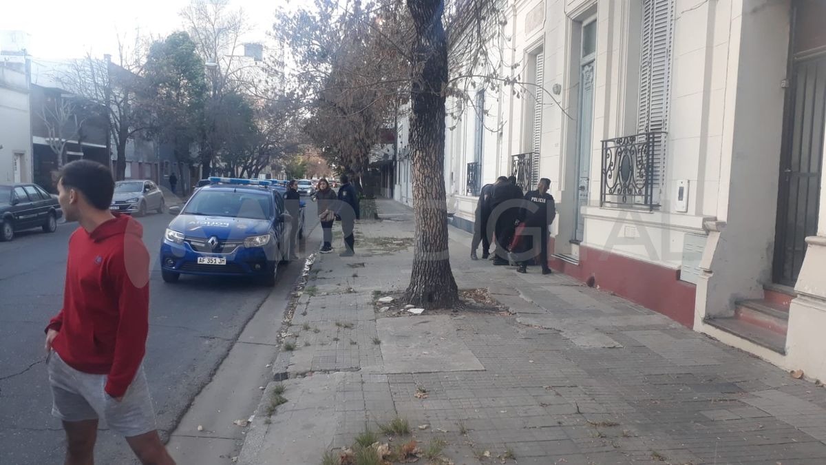 Uno de los vecinos que atrapó a los ladrones contó que escuchó gritos y corridas, por lo que salió a la calle y vio cómo dos vecinos volteaban a alguien en una moto y una señora corría luego de ser arrastrada.