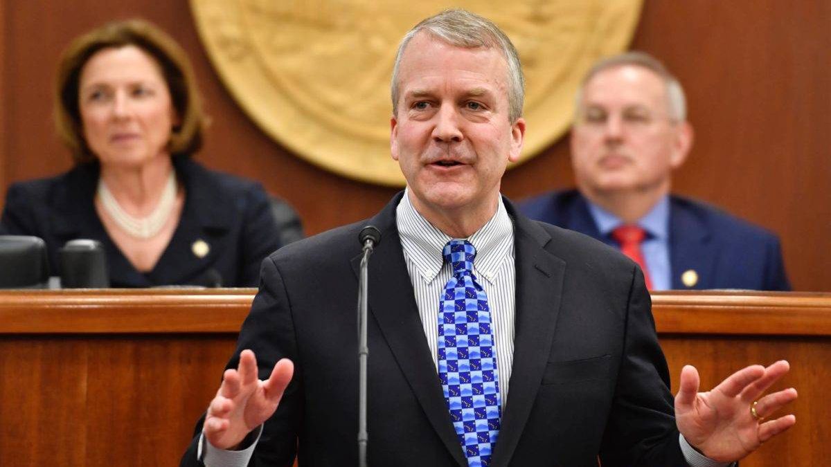 El senador republicano Dan Sullivan fue reelegido fácilmente en Alaska, con más del 57% de los votos.