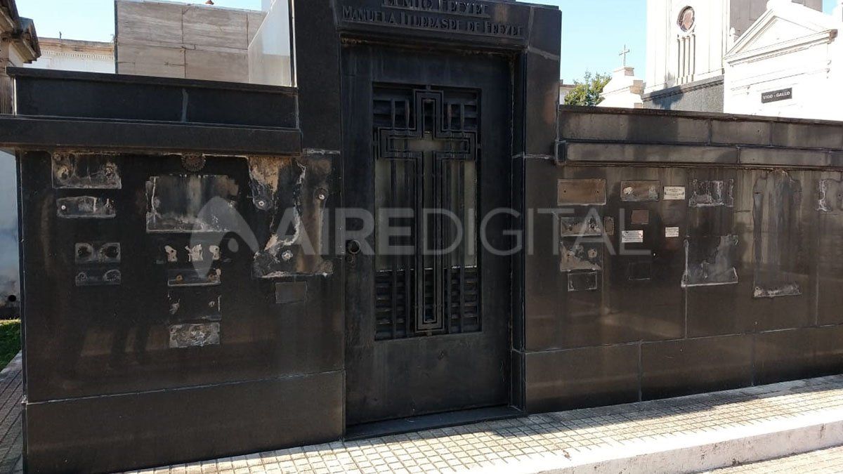 Se robaron cientos de placas de diferentes tumbas y panteones
