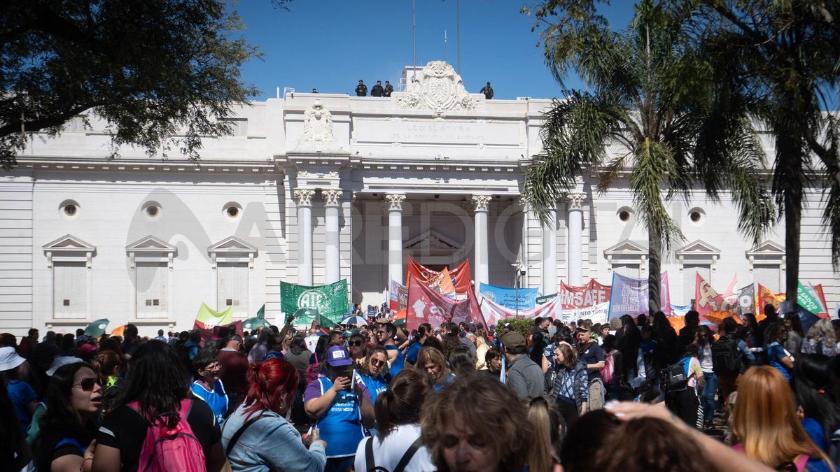 Video impactante: así rompieron las puertas de la Legislatura de Santa Fe en medio del debate por la reforma jubilatoria