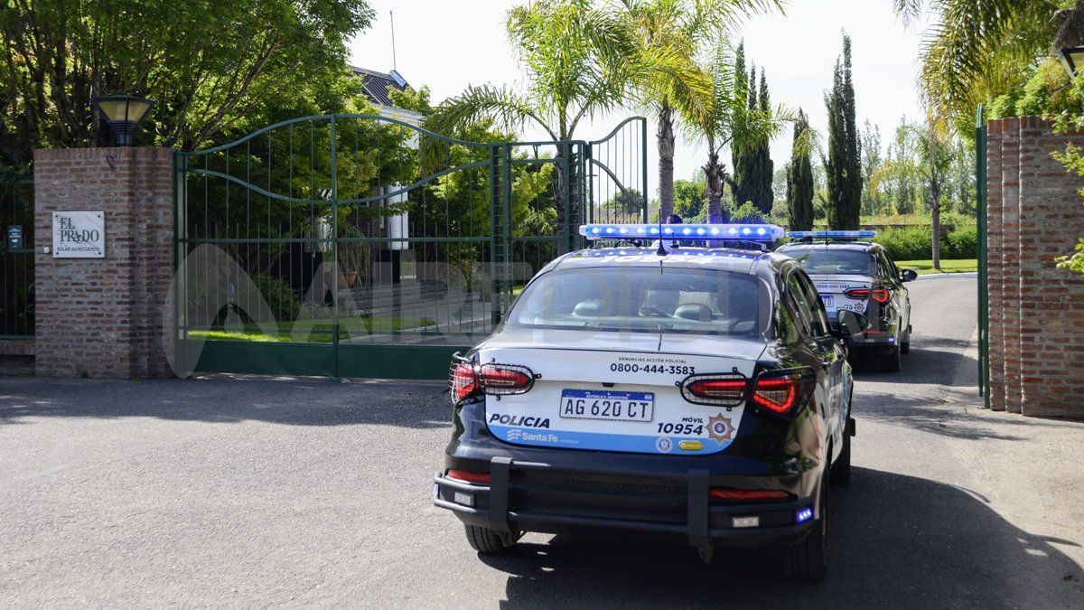 Presencia policial en el cementerio privado El Prado de Pérez, adonde fue trasladado el cuerpo de Pillín Bracamonte. Presencia policial en el cementerio privado El Prado de Pérez, adonde fue trasladado el cuerpo de Pillín Bracamonte.