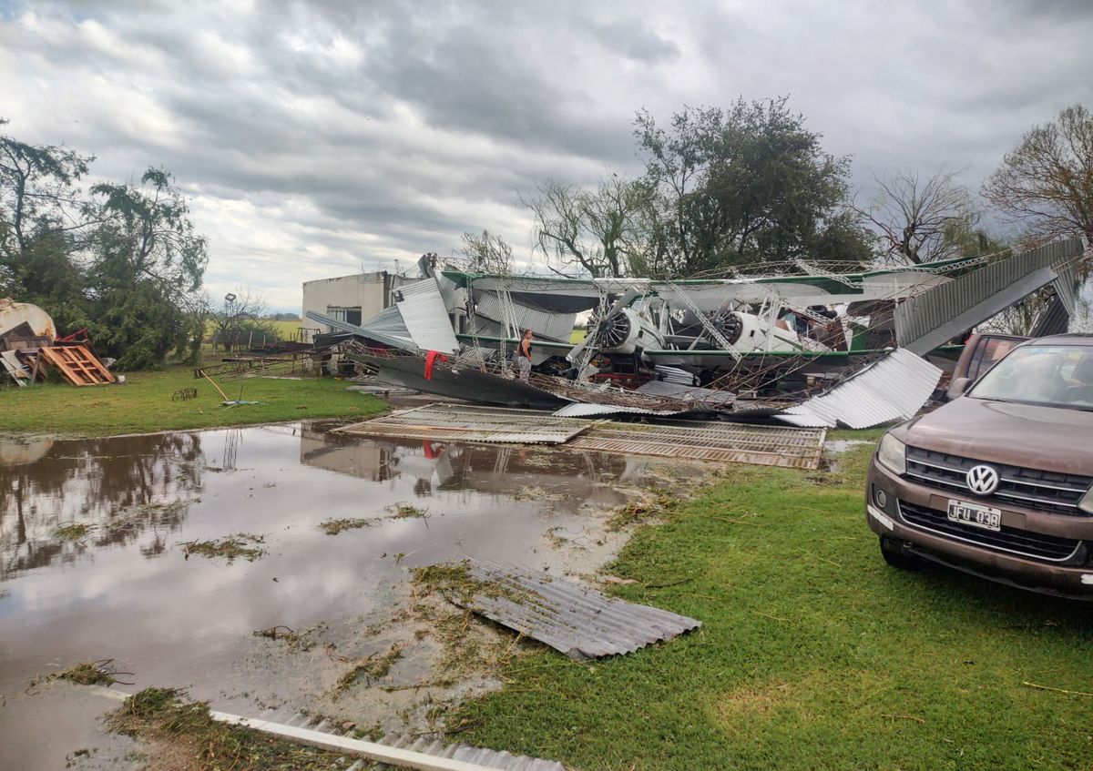Destrozos en el Aeroclub de 9 de Julio a causa del temporal. Foto NA: @A4Kike Destrozos en el Aeroclub de 9 de Julio a causa del temporal. Foto NA: @A4Kike