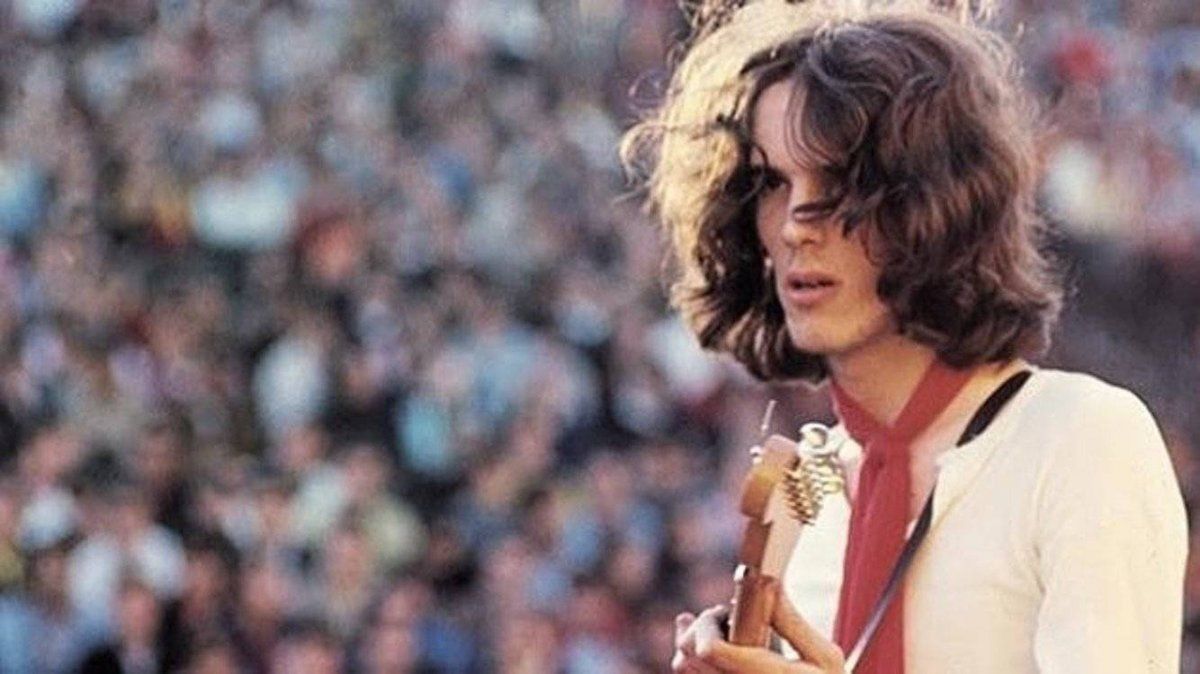 En la música, Spinetta se consagró como autor, guitarrista y cantante.