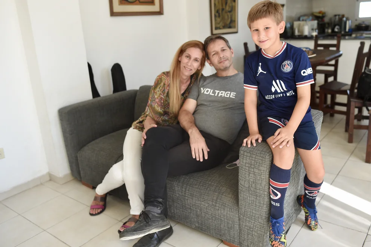 El chico junto a sus padres (Aglaplata) 