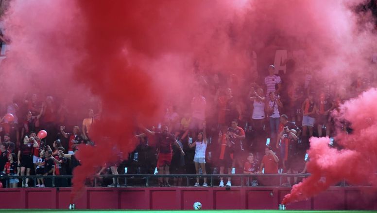 De la cancha a la lista negra: la dura sanción que recibió un hincha de Colón