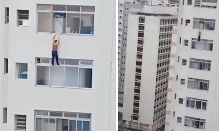 Limpiaba una ventana en un piso 15 en Guarujá, Brasil, se resbaló y quedó colgando. Limpiaba una ventana en un piso 15 en Guarujá, Brasil, se resbaló y quedó colgando.
