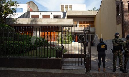 El miércoles, agentes de investigación y de fuerzas tácticas irrumpieron en una suntuosa propiedad de la Costanera. El miércoles, agentes de investigación y de fuerzas tácticas irrumpieron en una suntuosa propiedad de la Costanera.