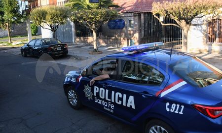 El ataque se produjo durante la tarde de este lunes en la ciudad de Rosario, frente a la cochería Colonial. El ataque se produjo durante la tarde de este lunes en la ciudad de Rosario, frente a la cochería Colonial.