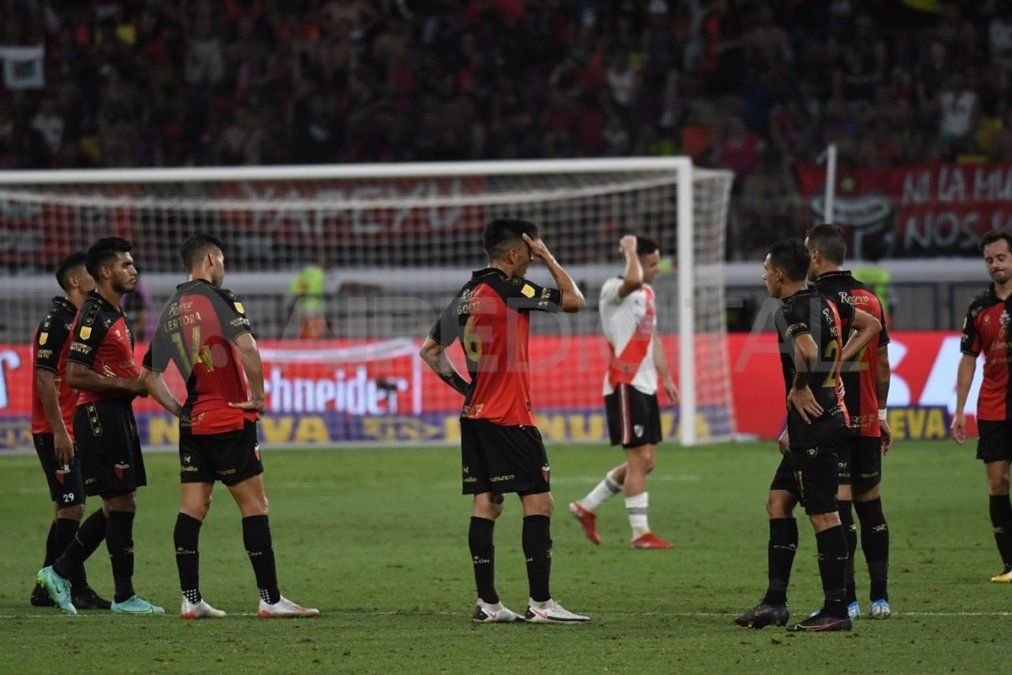 River goleó 4-0 a Colón y se coronó en el Trofeo de Campeones. Julián Álvarez