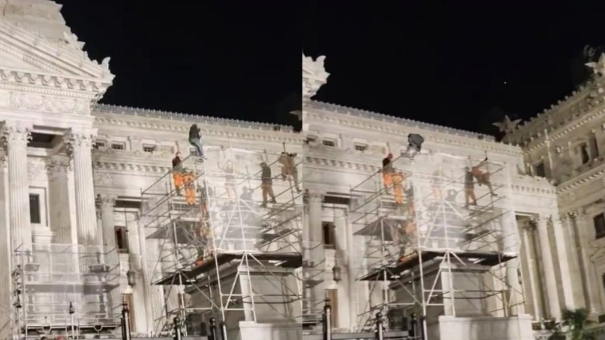El hombre subido al andamio al frente del Congreso.