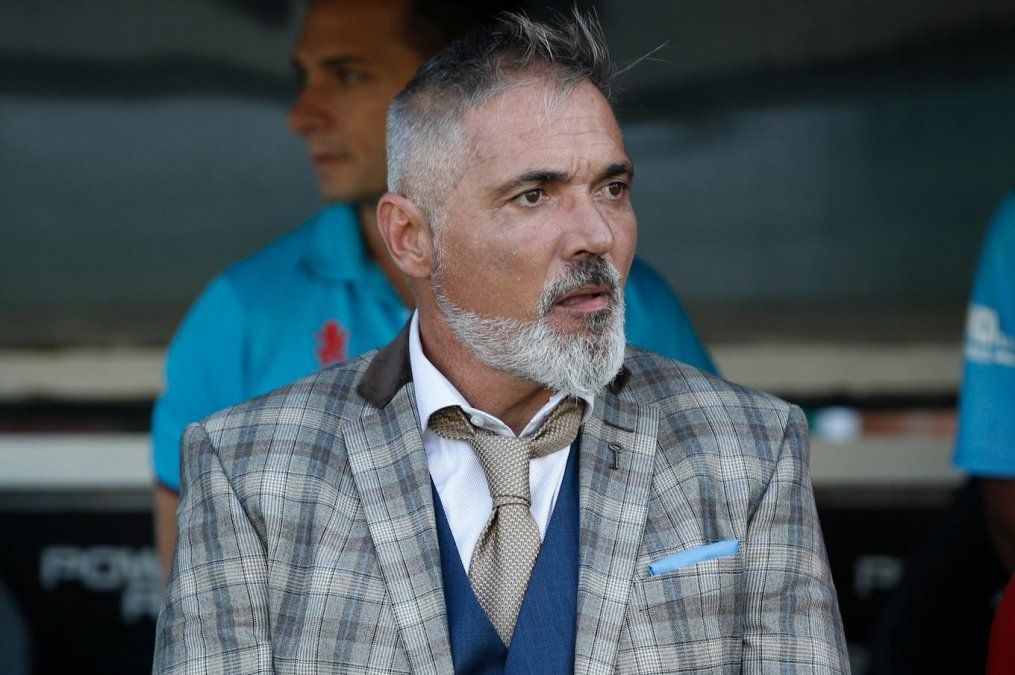 Sergio Rondina sentado como entrenador de Arsenal.