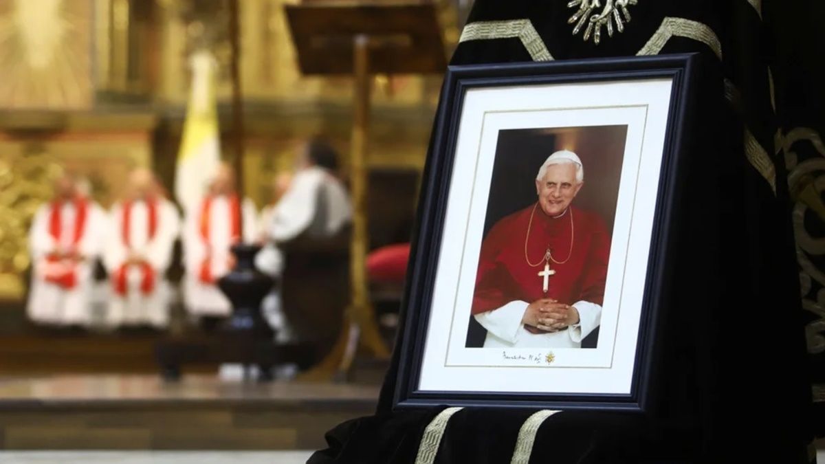 La tumba de JosephRatzinger fue ubicada en uno de los subsuelos de la Basílica de San Pedro.