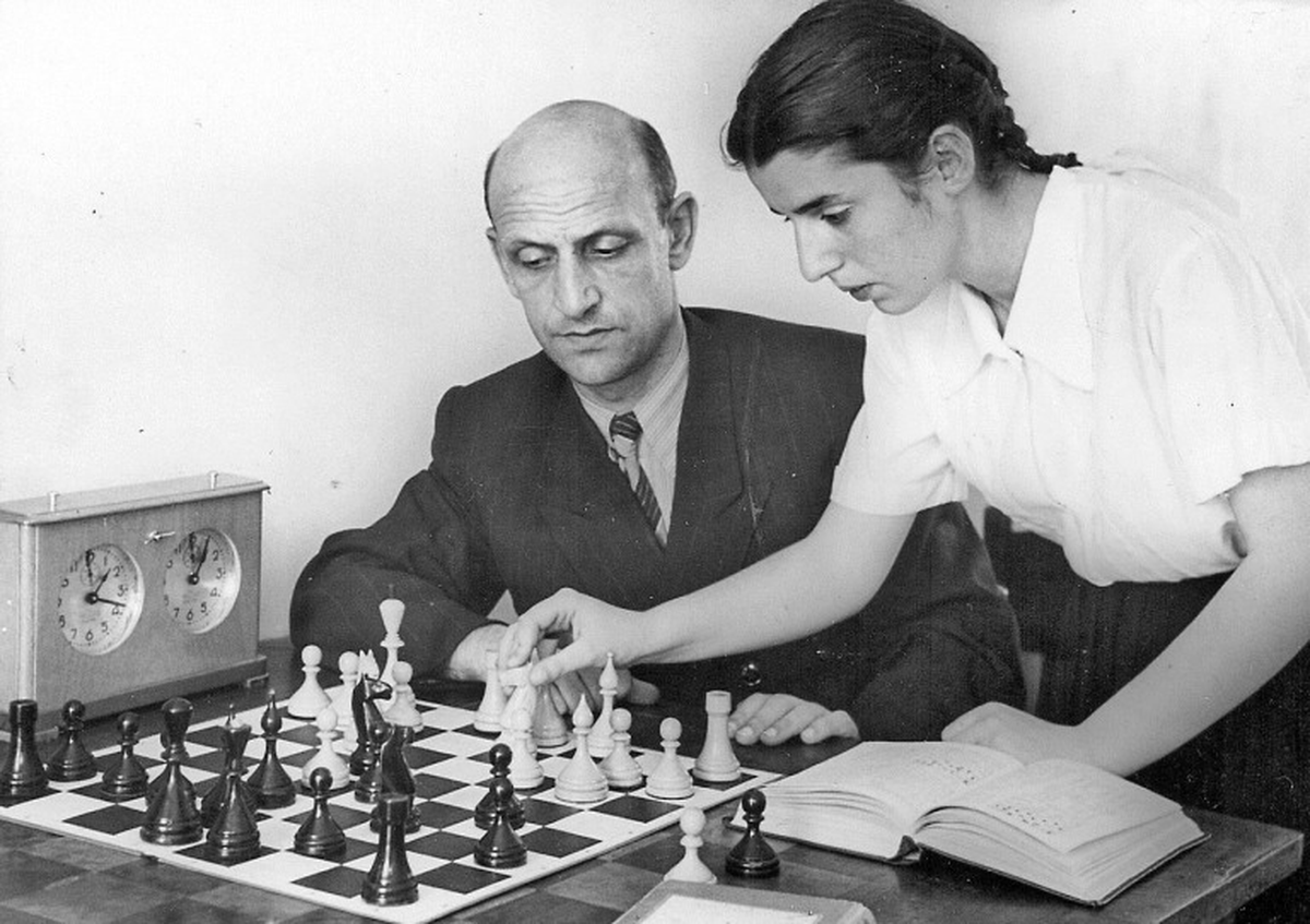 Nona Gaprindashvili es una jugadora de ajedrez georgiana. Fue la primera mujer en lograr el título de Gran Maestro de la FIDE. 