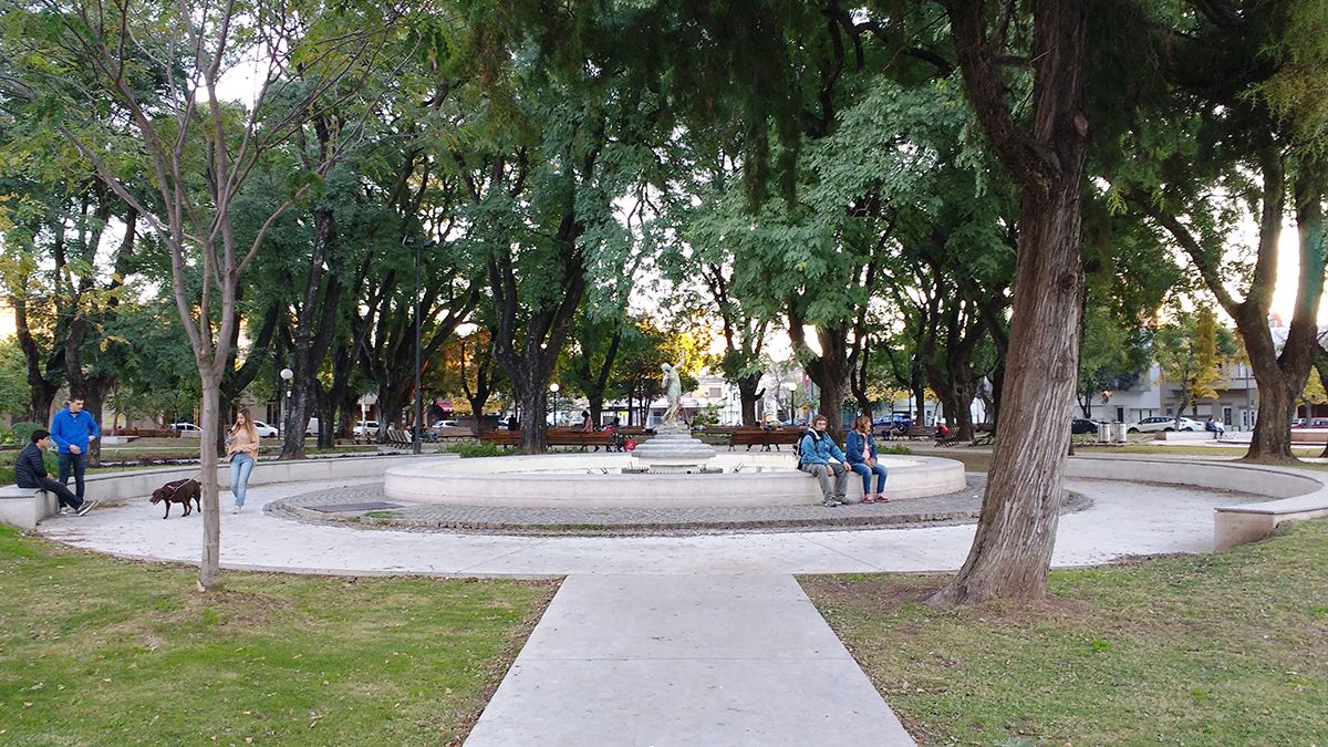 Un joven de 20 años buscado en Paraná fue encontrado a la madrugada en la Plaza Pueyrredón.