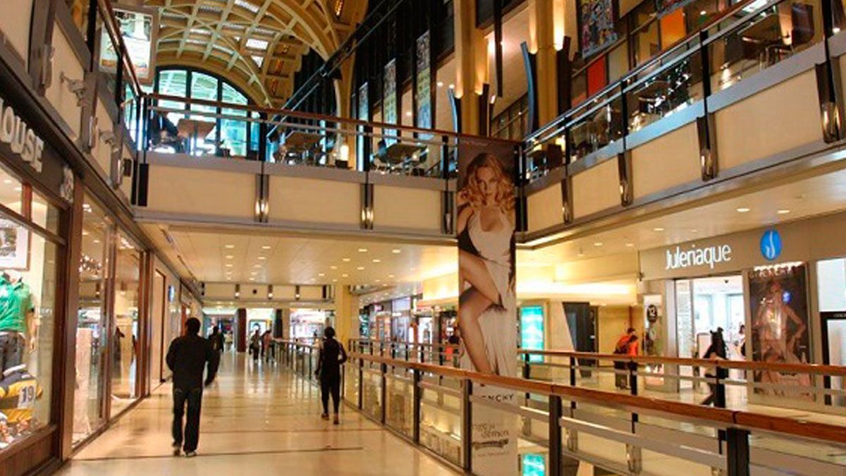 Los grandes shoppings de la ciudad de Buenos Aires continúan cerrados desde el inicio de la pandemia en Argentina. Este miércoles podrían volver a abrir sus puertas.