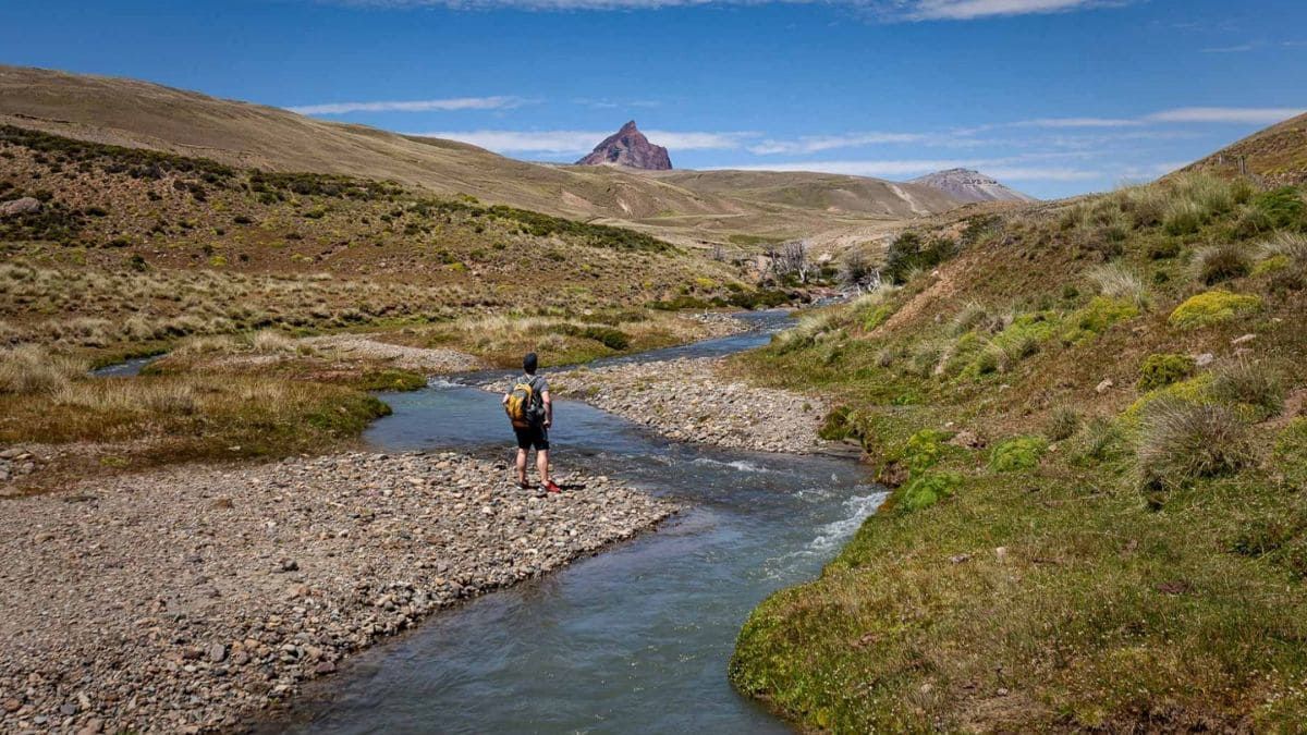 El Monte Zeballos y la Ruta Escénica 41 atravoesa una hermosa estepa patagónica rodeada de bosques y arroyos.