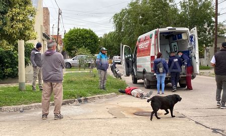 Accidente en barrio María Selva: un auto chocó contra una moto en Alberdi y Castelli. Accidente en barrio María Selva: un auto chocó contra una moto en Alberdi y Castelli.